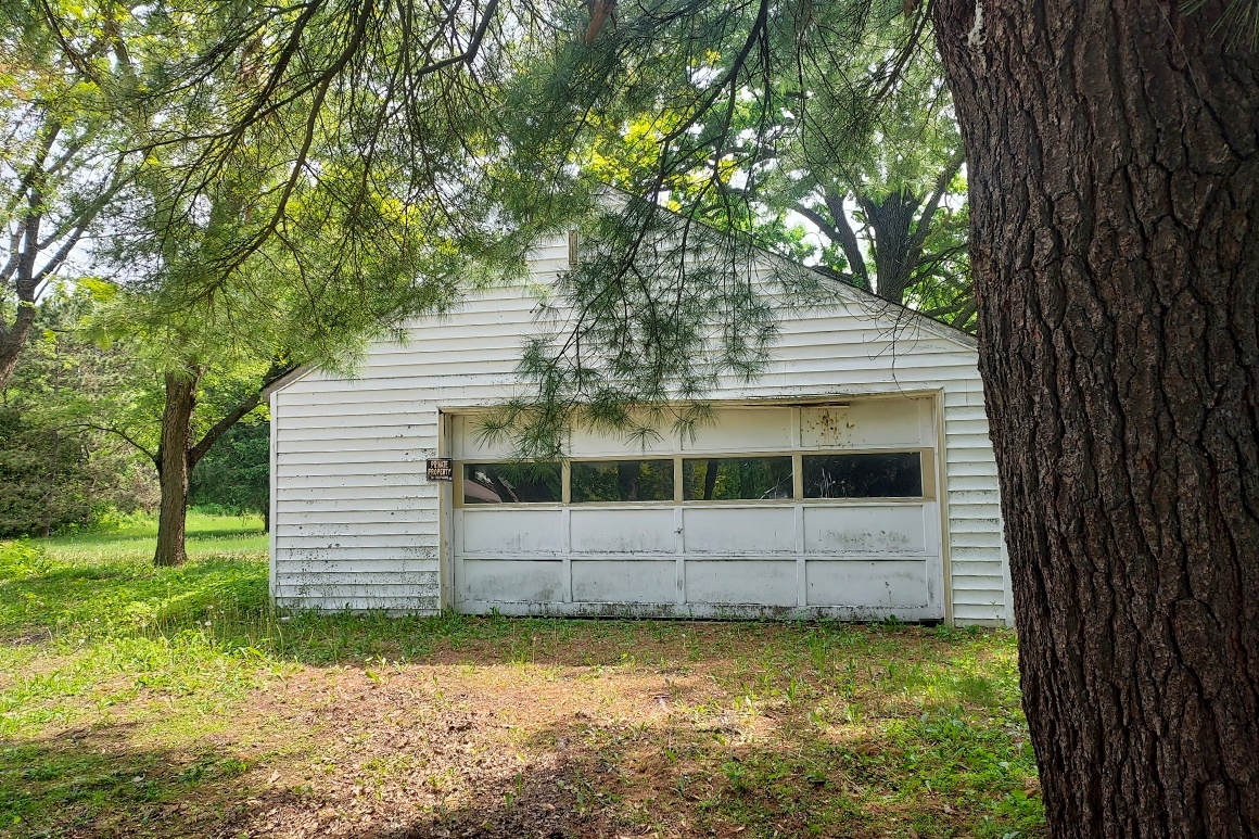 Southern WI Lakefront with Garage!